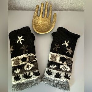 NWT Zen Jen Nepal Handmade Floral Lined Wool Fingerless Gloves. Raised Detail OS